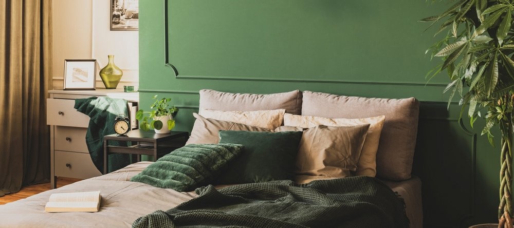 غرفة نوم بألوان الأخضر والبيج